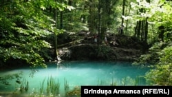 Ochiul Beiului este lacul care nu îngheață niciodată fiindcă este alimentat de un izbuc. El spune povestea tragică a iubirii dintre o ciobăniță și un prinț turc. Apa lacului vine din lacrimile beiului după uciderea iubitei sale, spune legenda.