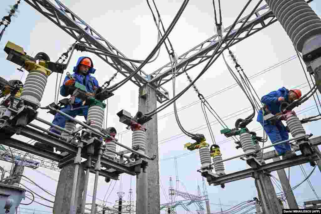 Electricieni lucrează la liniile de înaltă tensiune din apropierea orașului Bălți, 2 noiembrie. Guvernul moldovean ar putea da în judecată Gazprom pentru reducerea drastică și studiază ce opțiuni are, relatează Reuters. Gazprom a acuzat Moldova că nu a plătit la timp pentru livrălire de gaze. 