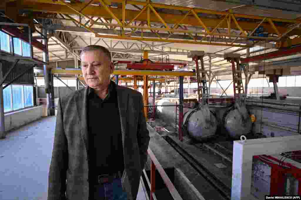 Ion Ignat, fondatorul și directorul companiei care produce materiale de construcții, se gândește la viitorul fabricii sale care avea 50 de angajați. 