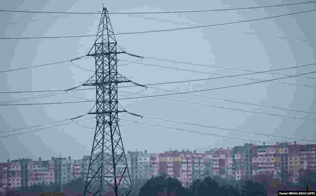 Linii de înaltă tensiune la periferia orașului Bălți, 2 noiembrie. Moldova, care a denunțat invazia Ucrainei de către Rusia, are un contract cu Gazprom și se confruntă cu o reducere a livrărilor de gaze de 40 de procente. 