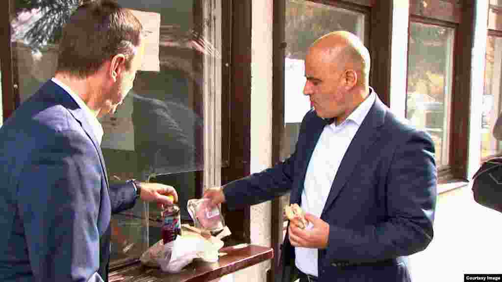 МАКЕДОНИЈА -&nbsp;Премиерот Димитар Ковачевски најави дека веќе се утврдени процедурите и ЕСМ ја подготвила потребната документација, врз основа на која ќе се склучат договорите со &bdquo;ЕСМ продажба&ldquo; за снабдување со електрична енергија за физички и правни лица регистрирани за вршење на приоритетна дејност од областа на прехранбената индустрија, јавни претпријатија од областа на водостопанство, како и основните и средни јавни училишта.