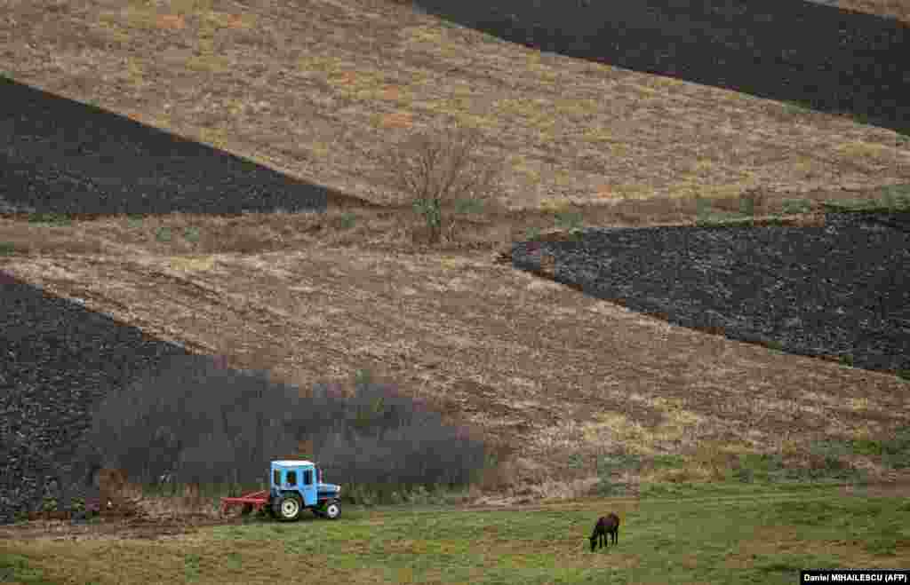 Un tractor lucrează pe câmp în apropiere de Tibirica pe 2 noiembrie. România, țară membră în UE, a spus luna trecută că va începe să vândă electricitate vecinei sale la un preț redus din cauza dificultăților create de războiul din Ucraina. Guvernul moldovean a cerut de asemenea autorităților locale să stingă iluminatul public, gospodăriilor să limiteze consumul și întreprinderilor să-și reducă activitatea în timpul orelor de vârf. 