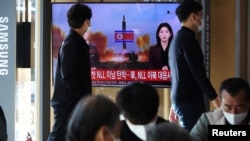 Disa verikoreanë duke shikuar lajmin në media për testimin e ri të raketor. 2 nëntor 2022.