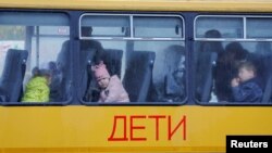 Pe 23 octombrie 2022, copii evacuați din orașul ucrainean Herson, controlat la acea vreme de forțele ruse, așteptau în autobuze plecarea spre Crimeea. Pe autobuz scrie, în rusă, „copii”.