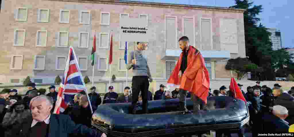 Para ndërtesës së Qeverisë së Shqipërisë, protestuesit vendosën një gomone, që simbolizon migrimin e shqiptarëve. 