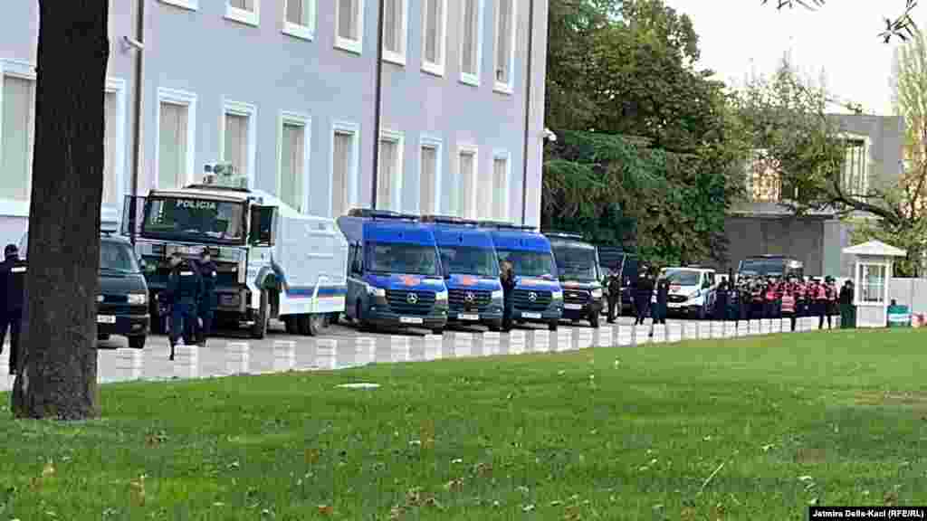 Pranë ndërtesës së Qeverisë shqiptare u vendosën forca të shtuara të sigurisë. Rreth 1.000 policë janë angazhuar në protestën e opozitës. 