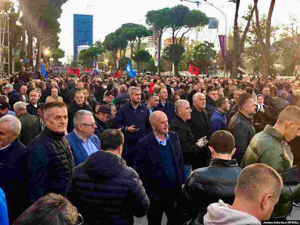 Pasditen e 12 nëntorit, qytetarët u mblodhën në Tiranë për të marrë pjesë në protestën kundër Qeverisë së kryeministrit, Edi Rama, të organizuar nga partitë opozitare. 