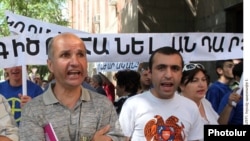 Ցուցարարները Կառավարության նիստերի դահլիճի մուտքի մոտ: 9-ը հունիսի, 2010թ.
