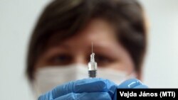 Koronavírus elleni vakcinát készítenek elő Miskolcon 2021. december 9-én