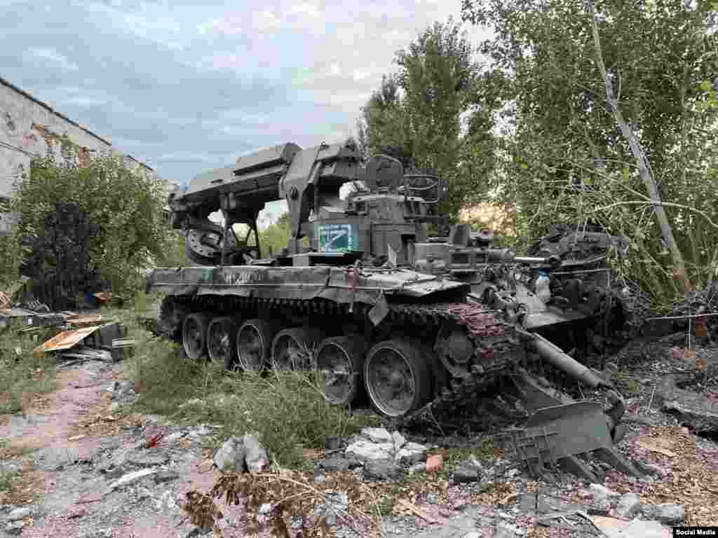Un vehicul rusesc de geniu de luptă IMR-2 abandonat, care ar fi fost fotografiat în apropierea orașului Izium din nord-estul țării. În pofida câștigurilor teritoriale masive ale Ucrainei din ultimele zile, videoclipurile de pe canalele pro-Kremlin care circulă pe Telegram indică faptul că cel puțin o parte din contraofensiva ucraineană s-a confruntat cu o rezistență letală.&nbsp;