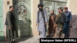 Talibani făcând percheziții în căutare de arme ilegale, provincia Herat