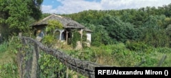 Ograda i dalje stoji. Na većini kuća ulazna vrata su širom otvorena ili ih nema.