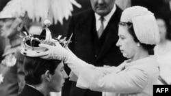 Regina Elisabeta a II-a îi pune coroana Prințului Charles la 1 iulie 1969