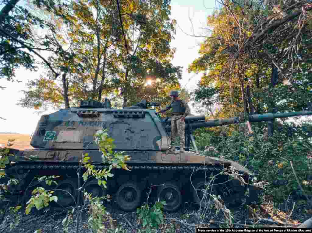 Această imagine a unui obuzier autopropulsat rusesc 2S19 Msta-S capturat a fost publicată pe 12 septembrie de armata ucraineană.&nbsp; Fotografia este una dintre zecile apărute în ultimele zile, care arată echipamente rusești aparent abandonate de invadatori în timp ce se retrag din teritorii din nord-estul Ucrainei.&nbsp;