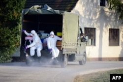 Drum dezinfectat, după ce un grup de migranți și refugiați a fost escortat la un centru din apropierea graniței sloveno-croate, Rigonce, 25 octombrie