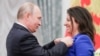Владимир Путин награждает главного редактора RT Маргариту Симоньян