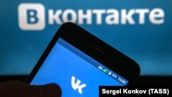 VK, echivalentul rusesc al Facebook, tocmai a dezvoltat un serviciu online de mesagerie numit Max. Experții spun că înființează practic ceea ce va deveni o nouă platformă națională online și că pun bazele unei „super aplicații”. 