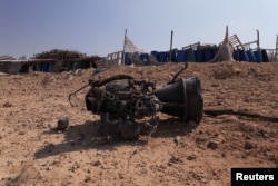 Rămășițele unui propulsor de rachetă care, potrivit autorităților israeliene, a rănit grav o fetiță de 7 ani, după ce Iranul a lansat drone și rachete spre Israel, lângă Arad, Israel, 14 aprilie 2024. REUTERS/Christophe van der Perre