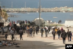 Palestinci preuzimaju vreće i pakete s humanitarnom pomoći, grad Gaza, 6. marta 2024.