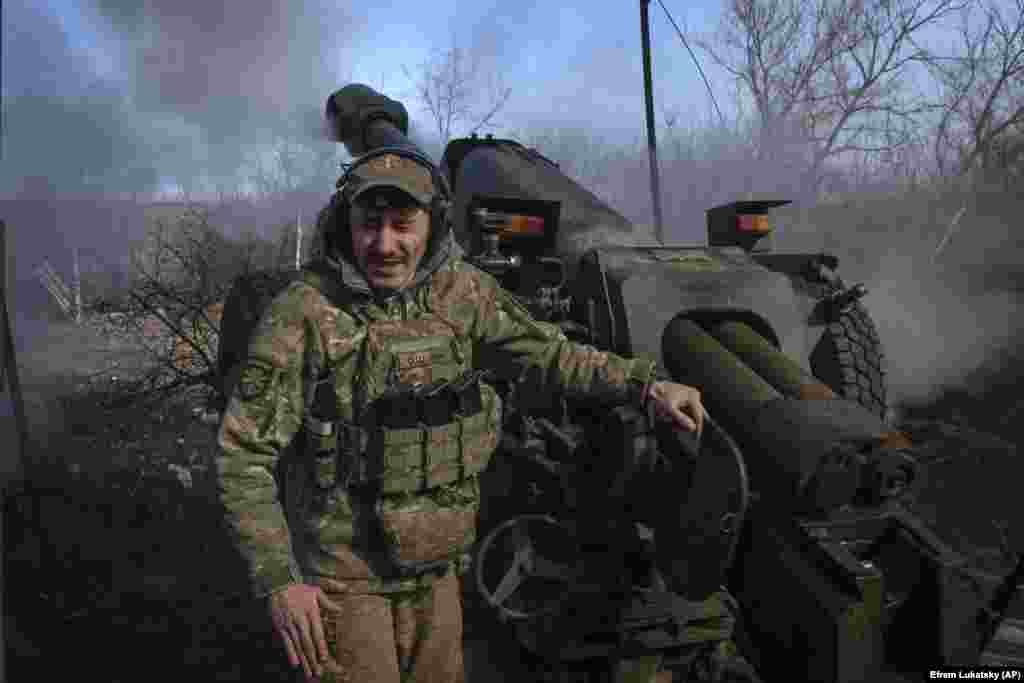 Украинский солдат 80-й отдельной десантно-штурмовой бригады ведёт огонь из пушки Д-30 по российским позициям возле Клещеевки. &nbsp; В начале марта Сырский написал в Telegram&rsquo;е, что &laquo;некоторым бригадам удаётся сдерживать атаки противника и сохранять позиции, а другим &mdash; нет&raquo; &nbsp;