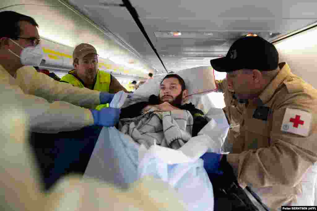 Medicinsko osoblje se priprema za premeštanje Vladislava Šahova po dolasku aviona na aerodrom Berlin Brandenburg. &nbsp;