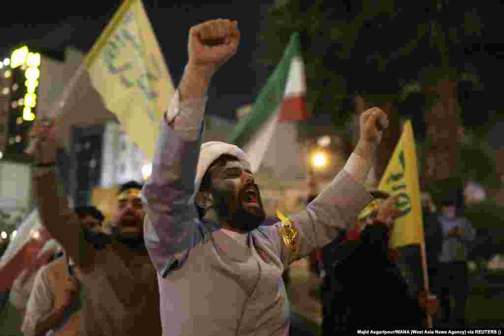 Iranienii sărbătoresc la Teheran după ce Corpul Gărzilor Revoluţionare Islamice (IRGC) a lansat atacuri aeriene asupra Israelului în noaptea de 13 spre 14 aprilie. Iranul a lansat un atac cu rachete la scară largă fără precedent asupra Israelului, declanșând sirenele de raid aerian în toată țara. Apărarea antiaeriană a Israelului a distrus cele multe dintre proiectilele primite.