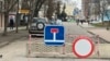 Bloc de beton armat, amplasat în apropierea unei secții de vot din Tiraspol, deschise pentru alegerile prezidențiale rusești, 17 martie 2024.