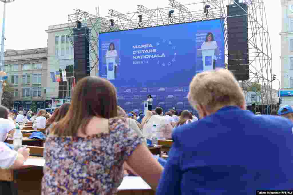 Și în acest an, textul a fost citit de secretara de stat din Ministerul Educației și Cercetării, Adriana Cazacu.