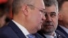Marcel Ciolacu, președintele PSD și premierul României, alături de Nicolae Ciucă, președintele PNL și președintele Senatului. 
