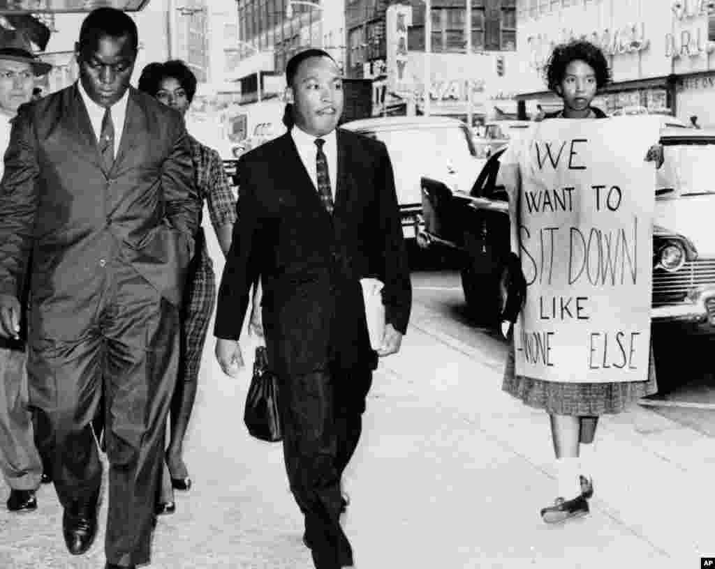 Sa samo 39 godina u vrijeme kada je ubijen, King je bio najistaknutiji lider pokreta za ljudska prava u SAD-u, koji se borio za jednakost svih crnih Amerikanaca. na fotografiji:&nbsp;King u Atlanti, Georgija, 19. oktobar 1960.