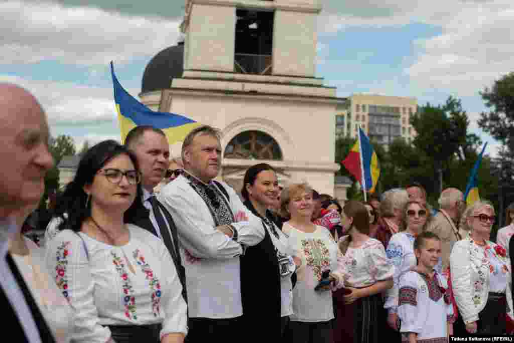 Ambasadorul Ucrainei, Marko Șevcenko, și soția sa, Olesia Șevcencko, admiră prestațiile ansamblurilor etnicilor ucraineni. 