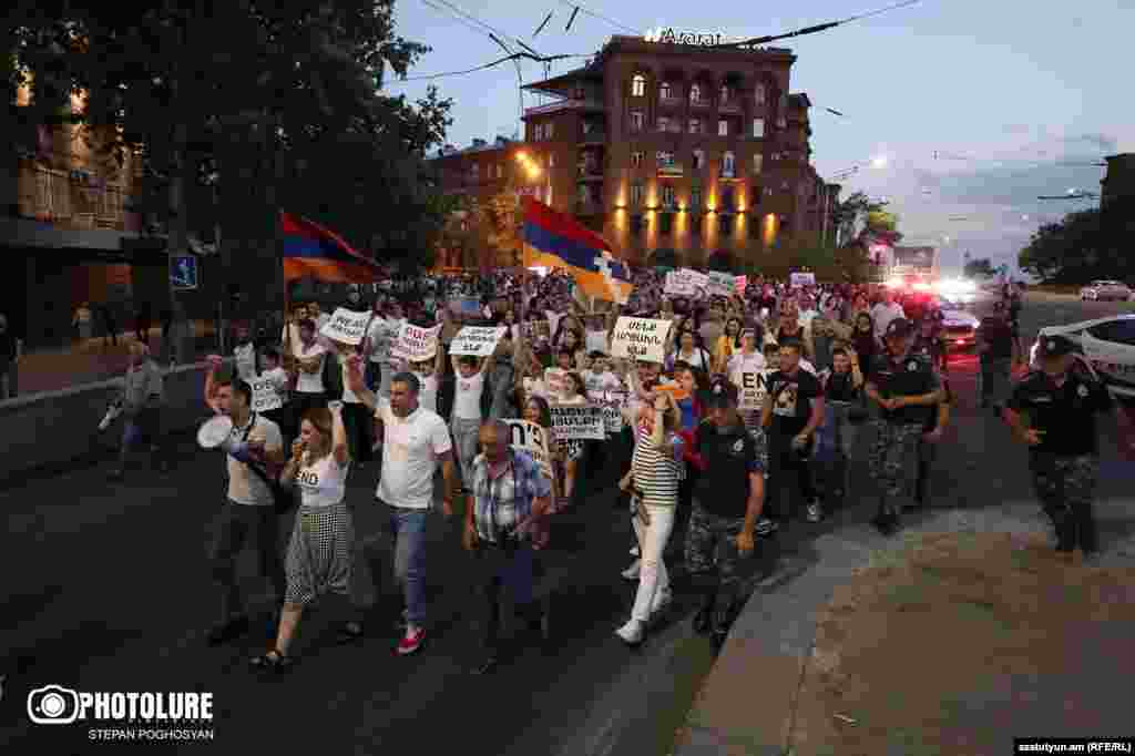 Protest u centru Erevana 21. jula na kojem se pozvalo na prekid blokade Nagorno-Karabaha. Nekoliko masovnih protesta održano je u Armeniji proteklih dana jer su se uvjeti unutar Nagorno-Karabaha uveliko pogoršali. Marut Vanian, novinar iz Stepenakerta, rekao je za Radio Slobodna Evropa 23. jula da se situacija &quot;iz dana u dan pogoršava&quot;.