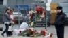 Oamenii depun flori la un memorial improvizat în memoria victimelor atacului armat la sala de concerte Crocus City Hall, din regiunea Moscovei, Rusia, 23 martie 2024. R
