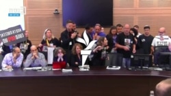 „Ne dőljenek hátra, amikor emberek halnak meg!” – a gázai túszok hozzátartozói rohamozták meg az izraeli parlament bizottsági ülését