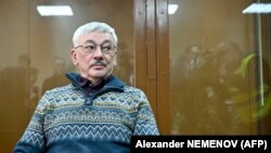  Borac za ljudska prava Oleg Orlov u sudnici tokom čitanja presude, Moskva, 27. februar 2024. 