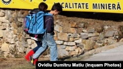 Doi elevi din Roșia Montană se întorc de la școală. Imagine generică. 