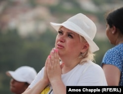 Žena plače pred statuom Djevice marije na Brdu ukazanja, 3. avgust 2023.