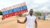 Pristaša nigerske vladajuće hunte drži plakat u bojama ruske zastave s porukom "Živjela Rusija, živjeli Niger i Nigerijci" u Niameyu, Niger, 3. kolovoza 2023.