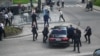 Gărzile de corp ale premierului slovac Robert Fico l-au luat pe sus și l-au urcat în autoturism după atac. În același timp, poliția l-a imobilizat pe cel care l-a atacat - Handlová, Slovacia, 15 mai 2024.