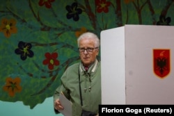 Një votues duke votuar për zgjedhjet lokale në Tiranë. 14 maj 2023.