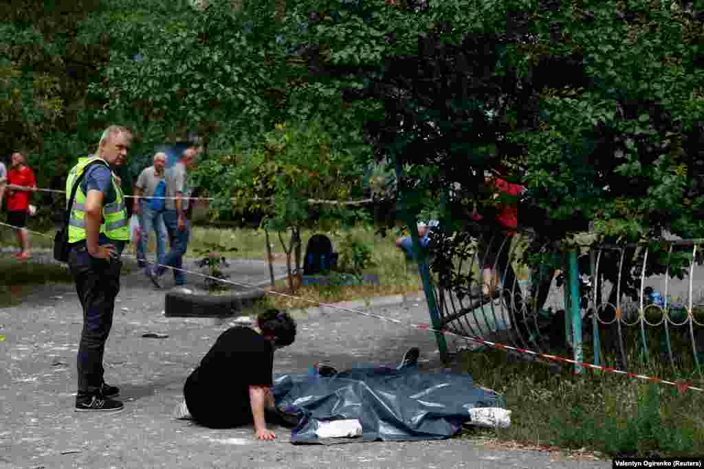 Žena sjedi pored tijela svojih rođaka ubijenih tokom raketnog napada. Ruske snage su u više navrata gađale glavni grad jakim rafalnim napadima otkako je Moskva započela svoju invaziju u punom obimu u februaru 2022. Posljednji veliki napad na Kijev dronovima i projektilima bio je prošlog mjeseca. 