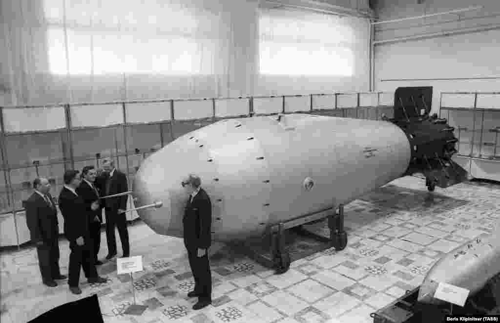 Forografie de arhivă: carcasa așa-numitei &bdquo;Bombă a Țarului&rdquo;, cea mai mare bombă nucleară testată vreodată. În perioada în care dictatorul sovietic, Iosif Stalin, era la putere în URSS, resursele științifice ale Rusiei au fost dedicate dezvoltării armelor apocaliptice. În august 1949, a fost testată prima bombă nucleară sovietică - după aceasta, unii dintre cei mai buni fizicieni ai URSS au fost redirecționați către valorificarea puterii uriașe a fisiunii nucleare pentru producerea energiei. Occidentul urmărea același obiectiv. Cercetarea a fost numită &bdquo;atomi pentru pace&rdquo; de către Statele Unite și &bdquo;atomul pașnic&rdquo; de către Moscova.