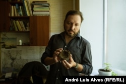 Anatoli Volkov arată o ghiulea din perioada cazacilor.