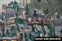 28 iulie 2024. Susținători ai Pakistan Markazi Muslim League au pancarte pe care scrie în urdu „Durerea este peste tot, așa conduceți voi” în timpul unui protest de la Karachi, Pakistan