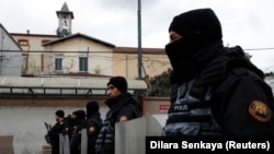 Turska policija čuva stražu ispred talijanske katoličke crkve svete Marije nakon što su dva maskirana naoružana napadača pucalatokom mise, u Istanbulu, Turska, 28. 1. 2024.