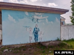 Mural ispred vojne zračne baze.