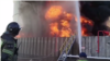 La locul incendiului au sosit pompierii.
