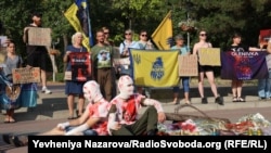 Protestatarii comemorează aniversarea morții prizonierilor de război ucraineni în lagărul din Olenivka, în Zaporojie, în iulie 2024