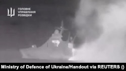Captură dintr-un videoclip postat de Serviciul de Informații al Ucrainei, care ar prezenta explozia navei rusești de patrulare Serghei Kotov, din Marea Neagră.