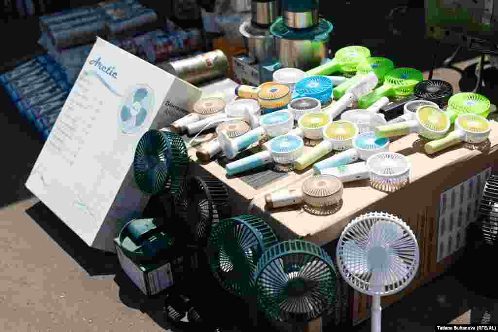 Ventilatoare de toate mărimile scoase la vânzare de comercianții pieții centrale. 